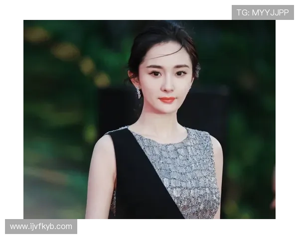 帕尔默女友晒黑色长裙美照完美展现迷人身材魅力
